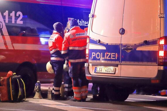 Wohnungsbrand in Bruchsal: Feuerwehr rettet 76-jährigen Mann; Polizei ermittelt, Rettungshubschrauber im Einsatz.