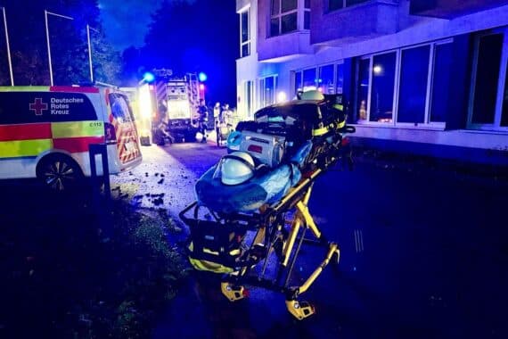 Feuerwehreinsatz in Essen-Horst: Brand im Pflegeheim, Einsatzkräfte retten Patientin und löschen Flammen.