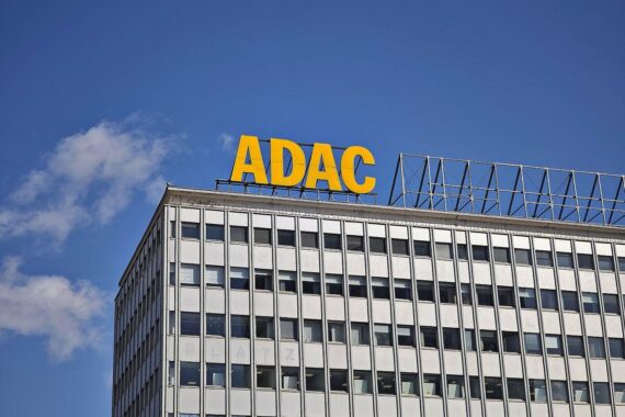 ADAC fordert Stromsteuersenkung: Entlastung für Verbraucher und Anreiz zum Umstieg auf E-Autos.