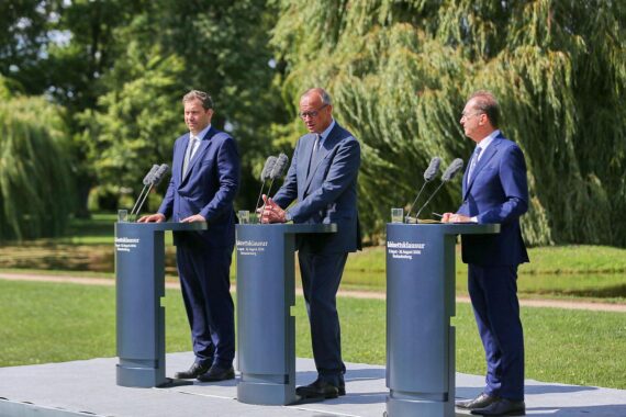 Lars Klingbeil, Friedrich Merz und Alexander Dobrindt (Archiv); Kritik an Sozialreformen der Regierung.