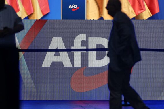 AfD-Logo (Archiv), politische Gewalt gegen Parteimitglieder und -vertreter in Deutschland, Regierungszahlen 2026.
