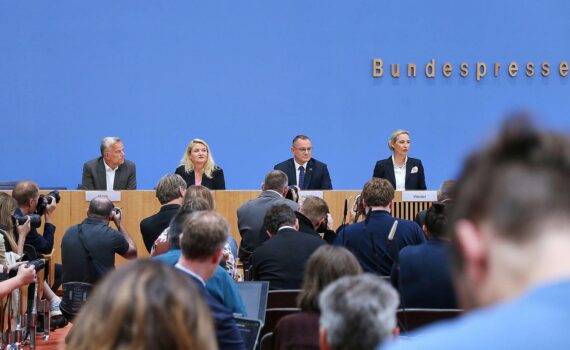 AfD-Wahlnachlese in Berlin: Leif-Erik Holm bekräftigt Regierungsanspruch nach Landtagswahl in Mecklenburg-Vorpommern.
