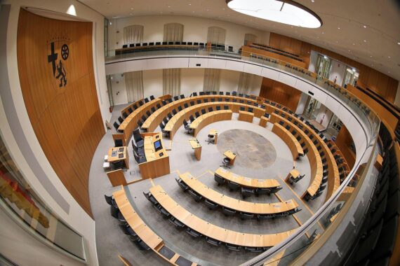 Landtag Rheinland-Pfalz: Verfassungsgerichtshof entscheidet über Ausschluss verfassungsfeindlicher Abgeordnetenmitarbeiter.