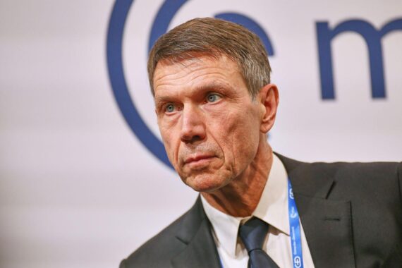 René Obermann fordert weltweite KI-Kontrolle; Abkommen von USA, China und Europa gegen autonome Hackerangriffe.