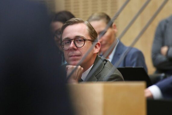 Philipp Amthor im Kanzleramt, neben ihm ein Strandkorb – privat gekauft, per dts-Foto vom 25.09.2026.