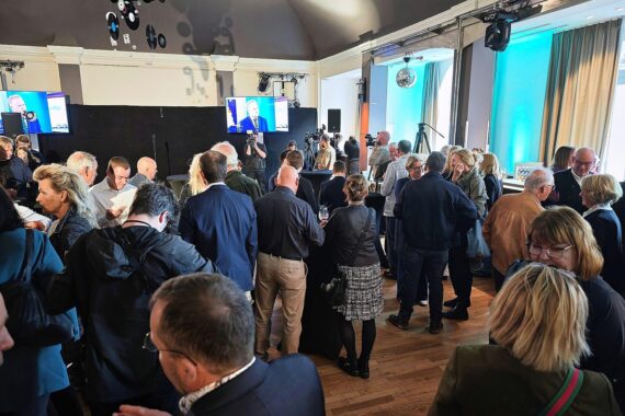 CDU-Wahlparty in Schwerin: Politiker feiern, Wahlkampfteam jubelt nach Landtagswahl-Ergebnis vom 20.09.2026.