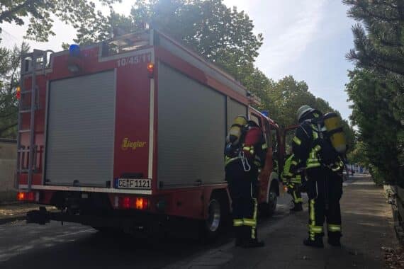 Feuerwehreinsatz in Altencelle: angebranntes Essen, verrauchte Wohnung, verletzte Person, Rettungsdienst und Polizei.