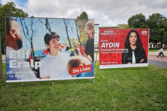 Wahlplakate mit Elif Eralp, begleitet von Hinweis auf NSU-Opferangehörige und Botschaft gegen Rassismus.