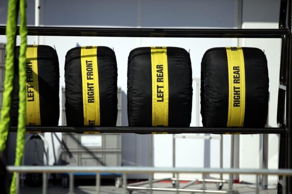 Kimi Antonelli gewinnt in Madrid, Verstappen Zweiter, Norris Dritter; Formel-1-Reifen im Archiv.