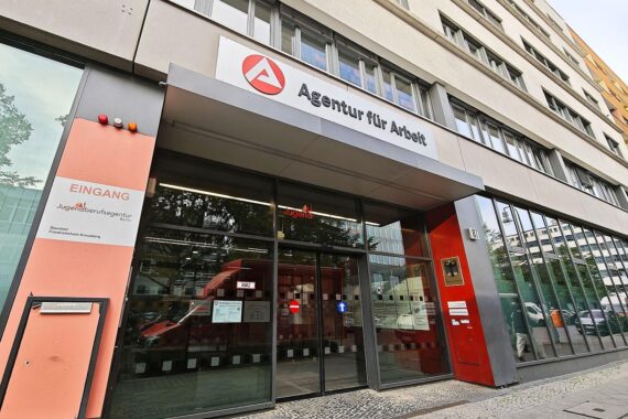 Bundesagentur für Arbeit in Berlin und Brandenburg: Arbeitslosigkeit sinkt, Herbstbelebung, neue Jobs, weniger Stellen.