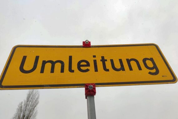 Umleitungsschild (Archiv) mit Kieler Baustellenbereichs-Hinweis vor Kreuzung im Kronshagener Weg.
