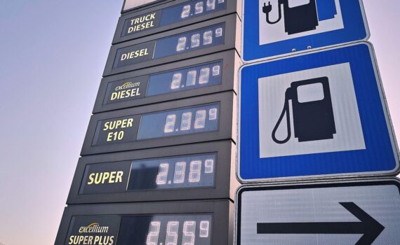 Tankstelle im Archiv: Zapfsäulen, Preisschilder, deutscher Dieselkurs und Rekordwerte bei Sprit.
