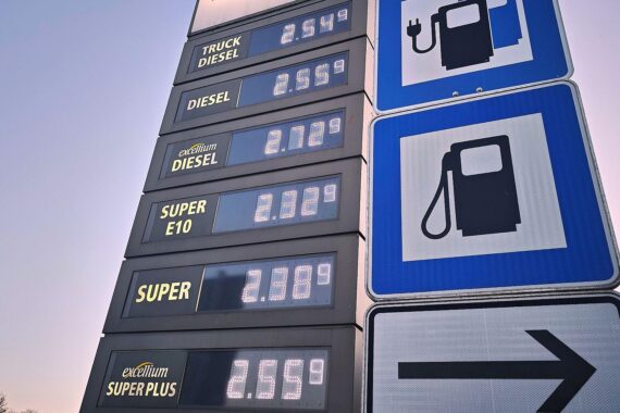 Tankstelle im Archiv: Zapfsäulen, Preisschilder, deutscher Dieselkurs und Rekordwerte bei Sprit.