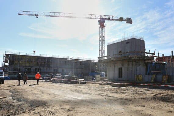 Baukran auf einer Baustelle; Auftragseingang im Bauhauptgewerbe sinkt im Juli 2026.