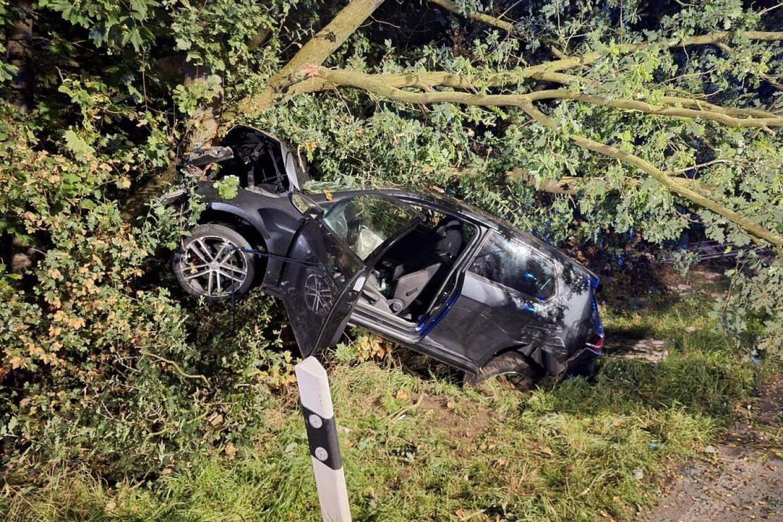 Auto prallt in Voerde gegen Baum, Person schwer verletzt