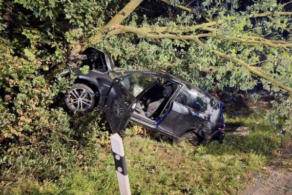 Verunfallter Pkw nach Frontalzusammenstoß in Voerde; schwer verletzte Person wird von Rettungskräften versorgt.
