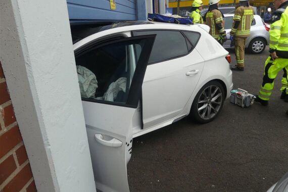 Seat Leon prallt gegen Hauswand, geparktes Auto und Rolltor einer Firma in Wiehl.