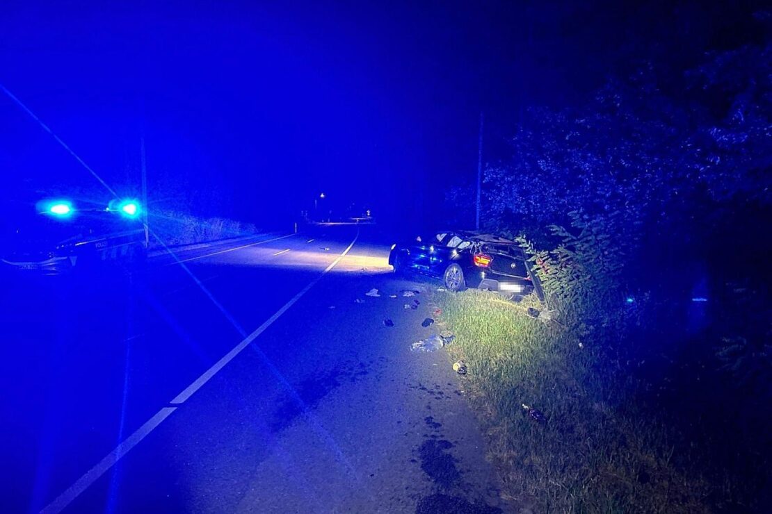 Auto überschlägt sich nach Sekundenschlaf in Bielefeld-Sennestadt