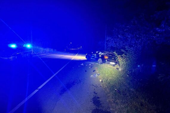 Unfall in Bielefeld-Sennestadt: überschlagenes Auto, Polizeibeamte und Rettungskräfte an der Unfallstelle.