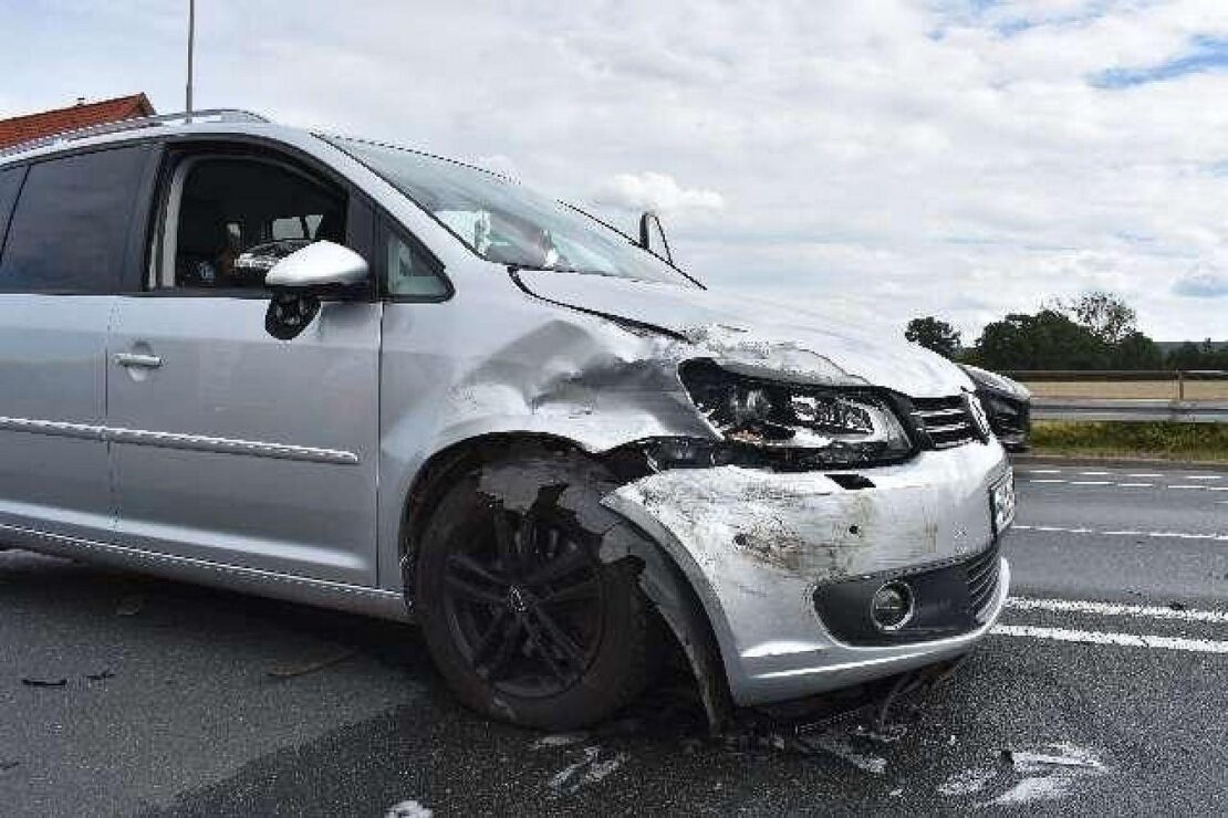 Autofahrer aus Petershagen bei Unfall auf B65 bei Stadthagen verletzt