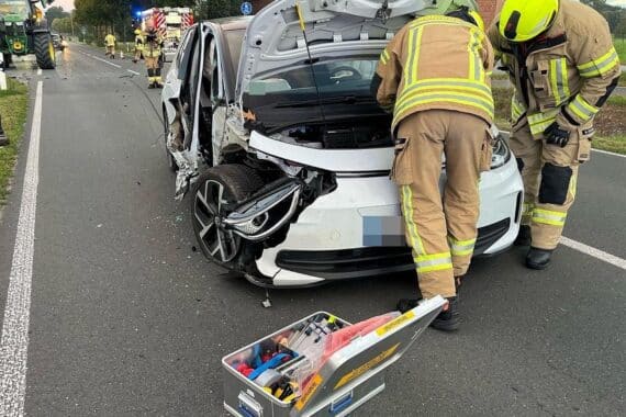 Auffahrunfall auf der B474 bei Lüdinghausen: verletzter Autofahrer, Rettungswagen ins Krankenhaus.