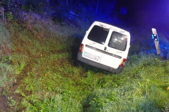 Unfallwagen im Straßengraben bei Reichshof, Autofahrer (59) leicht verletzt; Archivfoto der Kreispolizeibehörde.