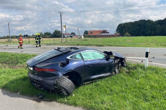 Verunfallter Jaguar auf dem Kappenberger Damm bei Senden-Ottmarsbocholt, schwerer Unfall, Polizei am Einsatzort.