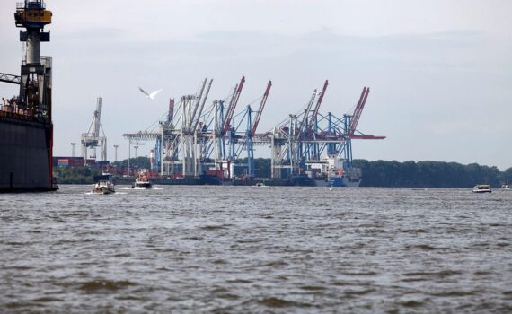 Thomas Buberl am Hamburger Container-Hafen (Archiv), Axa-Chef spricht über Deutschlands Wirtschafts-Umbruch und Investitionen.