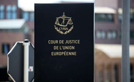 Europäischer Gerichtshof im Hintergrund; Bundesgerichtshof fragt zum DSGVO‑Datenschutz bei privaten Tätigkeiten, Karlsruhe.