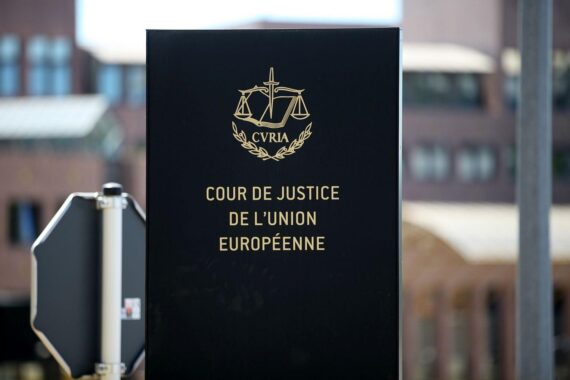Europäischer Gerichtshof im Hintergrund; Bundesgerichtshof fragt zum DSGVO‑Datenschutz bei privaten Tätigkeiten, Karlsruhe.