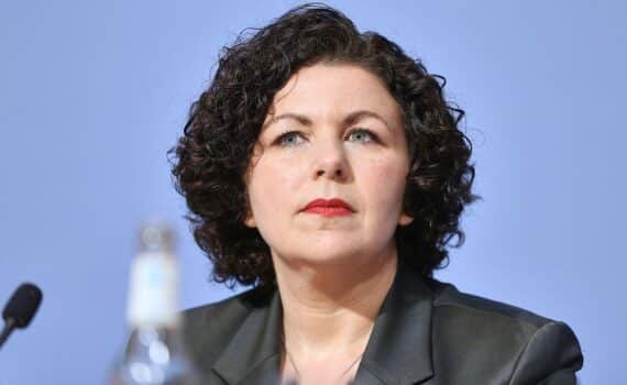 Amira Mohamed Ali fordert den Rücktritt von Thüringens Ministerpräsident Mario Voigt, BSW im Fokus.