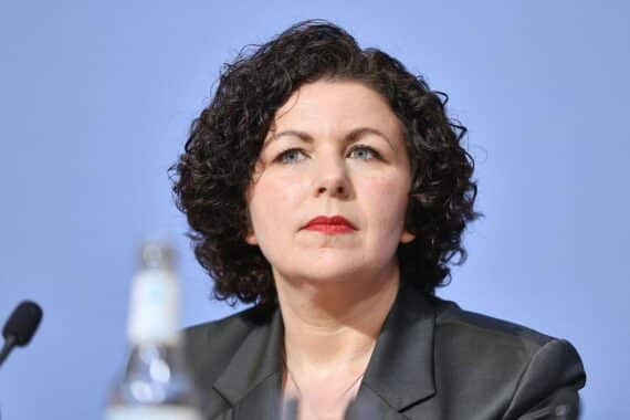Amira Mohamed Ali fordert den Rücktritt von Thüringens Ministerpräsident Mario Voigt, BSW im Fokus.