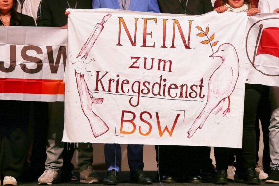 Jugendliche demonstrieren beim Schulstreik gegen Wehrpflicht vor brandenburgischem Regierungsgebäude.