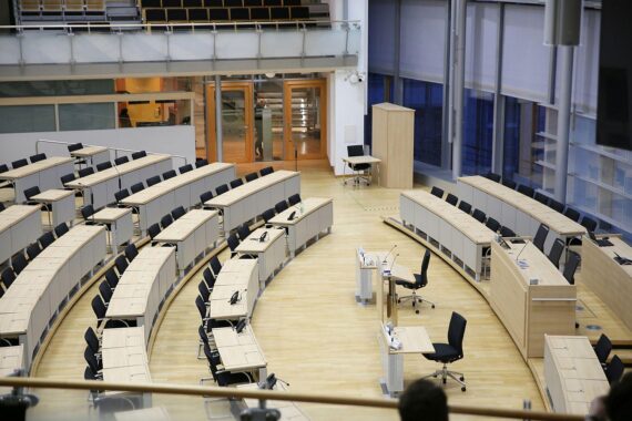 Landtag Sachsen-Anhalt: Archivfoto, Politiker beraten über Wahl Landtagspräsident und Regierungsbildung.
