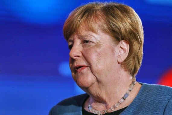 Angela Merkel und Gerhard Schröder als mögliche Friedensvermittler; BSW/Wagenknecht fordert Stopp Waffen, Sanktionen.