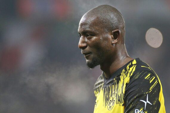 Serhou Guirassy im Borussia-Dortmund-Trikot, jubelnd im Stadion, während Champions-League-Spiel gegen Villarreal läuft.