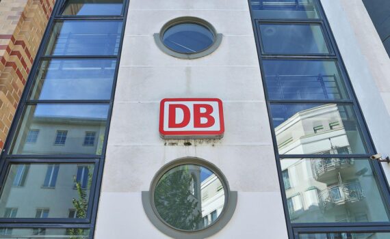 Deutsche-Bahn-Logo im Archiv: Protest gegen neuen Markenauftritt „Die Macher:innen“ in der Belegschaft.