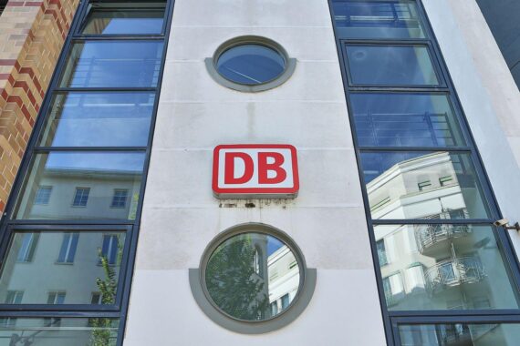 Deutsche-Bahn-Logo im Archiv: Protest gegen neuen Markenauftritt „Die Macher:innen“ in der Belegschaft.