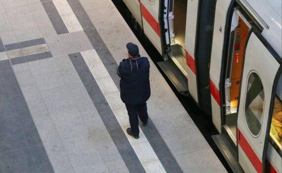 Evelyn Palla begrüßt härtere Strafen: Bahn-Schaffner im Archiv, Gewalt gegen Mitarbeiter im Fokus.