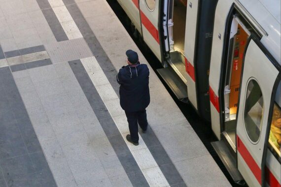 Evelyn Palla begrüßt härtere Strafen: Bahn-Schaffner im Archiv, Gewalt gegen Mitarbeiter im Fokus.