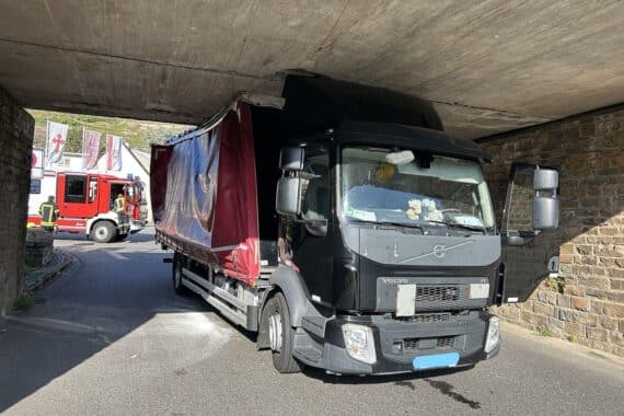 Unterführung Kobern-Gondorf: Bahnverkehr nach Lkw-Kollision wieder freigegeben, Fahrzeugverkehr bleibt gesperrt.