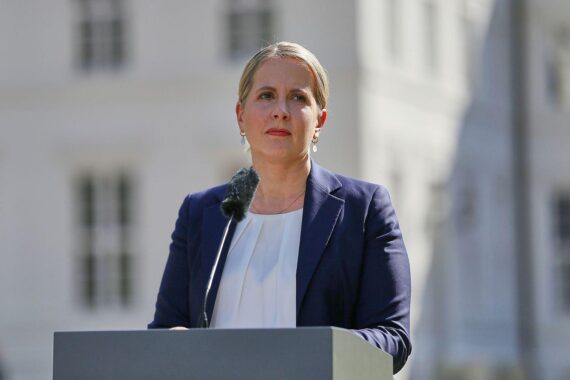 Verena Hubertz (SPD) im Bild; Bundesbauministerin vor Politik-Kontext zum Wohngeld.