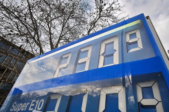 Tankstelle (Archiv): Preisschild mit Super E10- und Diesel-Kursen, Preissteigerung durch Ölpreisanstieg.