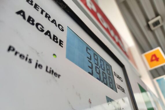 Zapfsäule (Archiv) an einer Tankstelle: steigende Benzinpreise wegen Nahost-Krise und Ölpreis auf Allzeithoch.