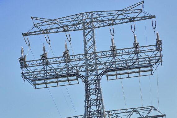 Strommast der Energieinfrastruktur im Archiv: Chancen für Europas Wachstum in Netzen, Quantentechnik und CO₂-Abscheidung.