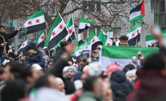 Syrer in Deutschland feiern den Sturz Assads; Bundesregierung plant Rückkehrprämie für freiwillige Ausreise.