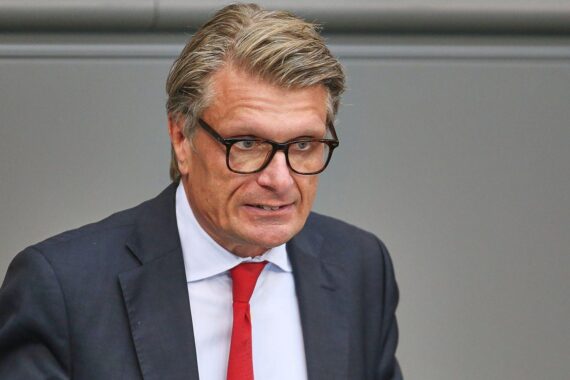 CDU-Politiker Thomas Bareiß (Archivfoto) vor dem Bundestag; Hinweis auf Ermittlungen und möglichen Ausschussverlust.