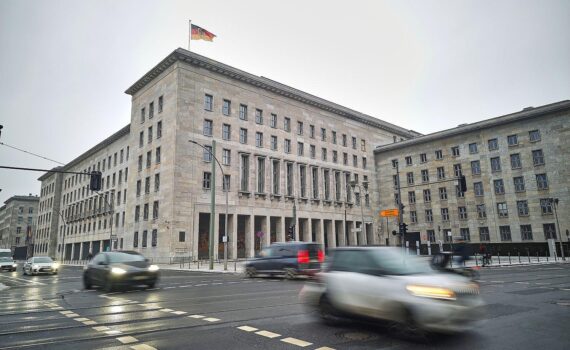 Finanzministerium-Archivfoto in Berlin: Bundesregierung plant Direktauszahlung einkommensabhängiger Krisenhilfen.