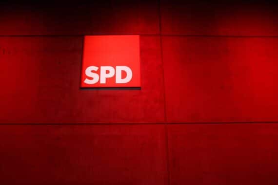 SPD-Logo (Archiv): Bericht über Tod von Martin Gutzeit, Mitgründer der SDP in der DDR.