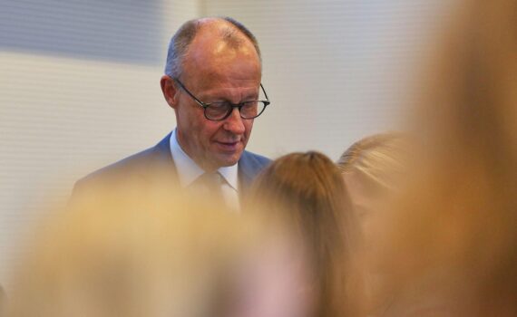 Friedrich Merz (CDU) vor Berliner Kulisse, Statement zu Landtagswahlen und Reformkurs in Fraktionssitzung.